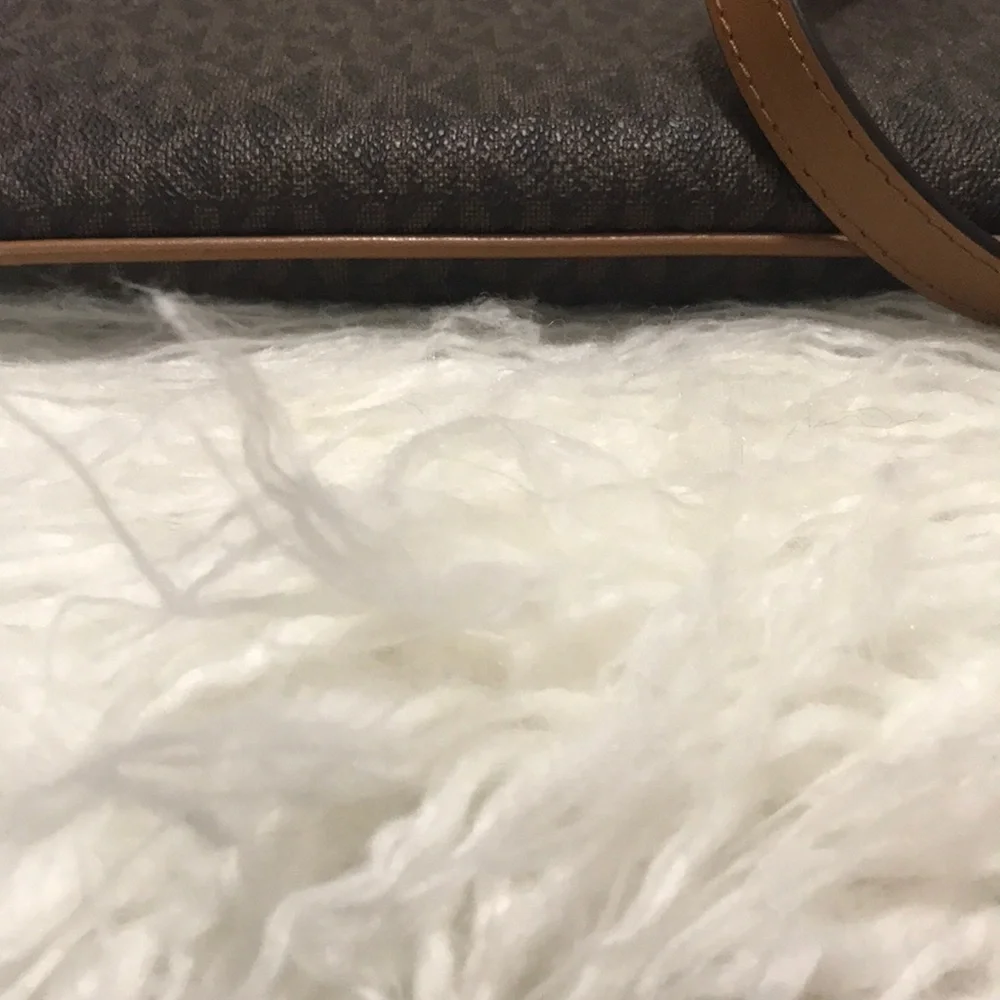 🔥Michael Kors Crossbody 🔥 - Picture 4 of 8